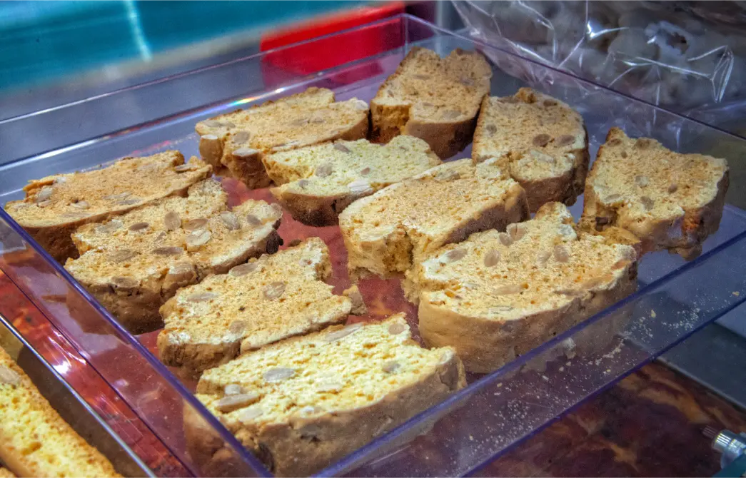 Biscotti artigianali da forno di Potenza alle mandorle su vassoio