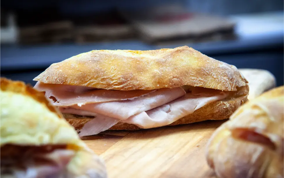 Strazzata e focaccia farcita a forno a legna, panificio di Potenza