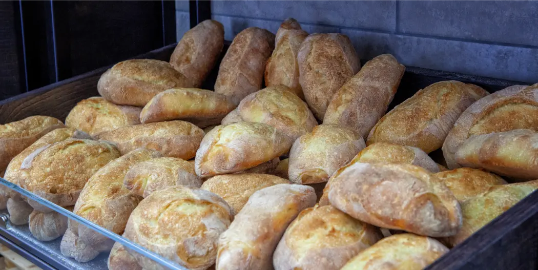 Pane a forno a legna artigianale di Potenza dalla crosta dorata e croccante, forme e filoni