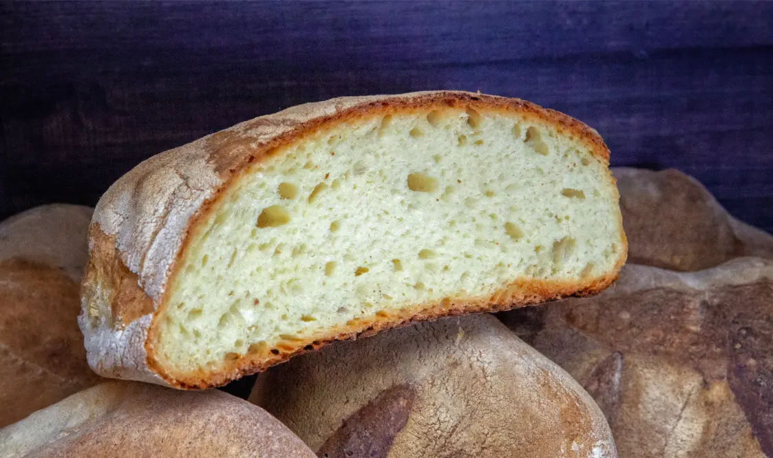 Mollica e crosta croccante di pane a forno a legna di Potenza in primo piano
