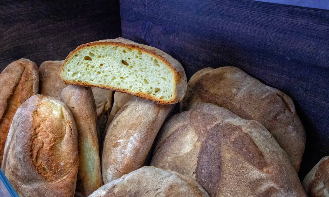 Pane tradizionale a forno a legna di Potenza dalla crosta dorata, varie forme