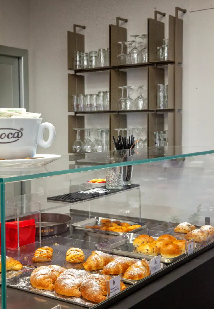 Vetrina di dolci e pasticceria da forno del panificio di Potenza