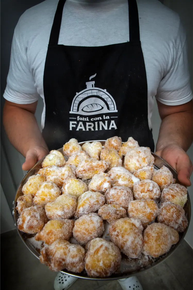 Vassoio di dolci da forno della tradizione lucana del panificio di Potenza