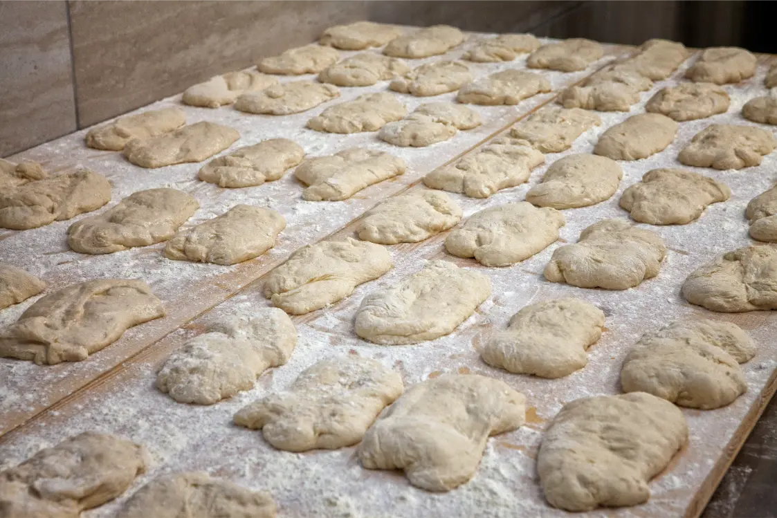 Lievitazione del pane tradizionale lucano su asse infarinata a Potenza