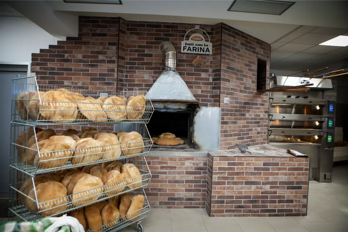 Forno a legna a mattoni del panificio Fatti con la Farina a Potenza con il pane in cottura