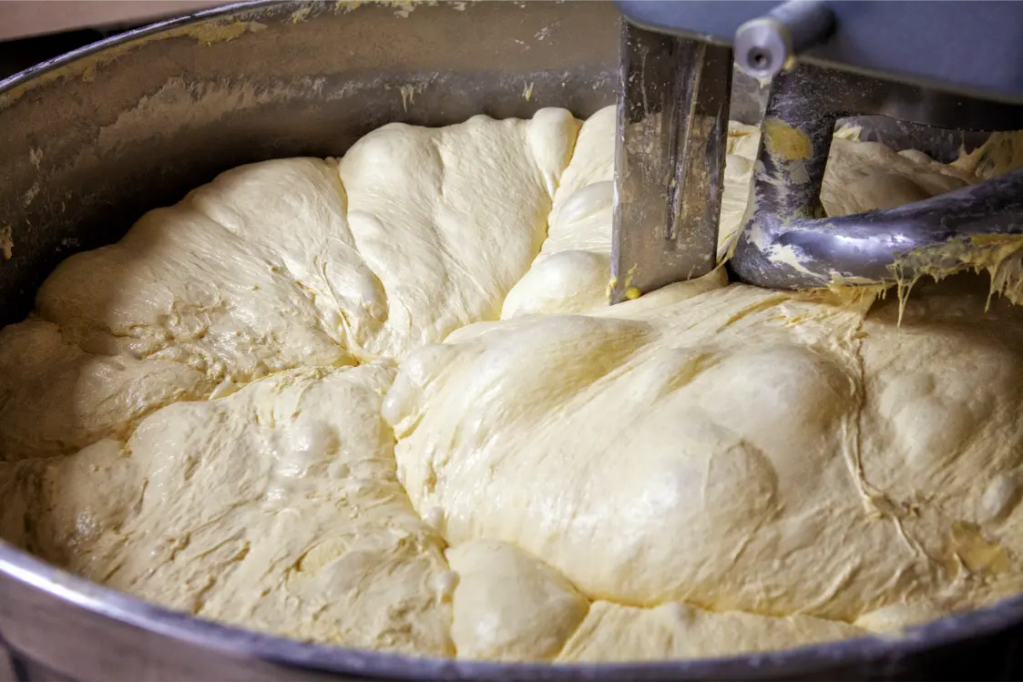 Impasto del pane lavorato a mano nel panificio di Potenza